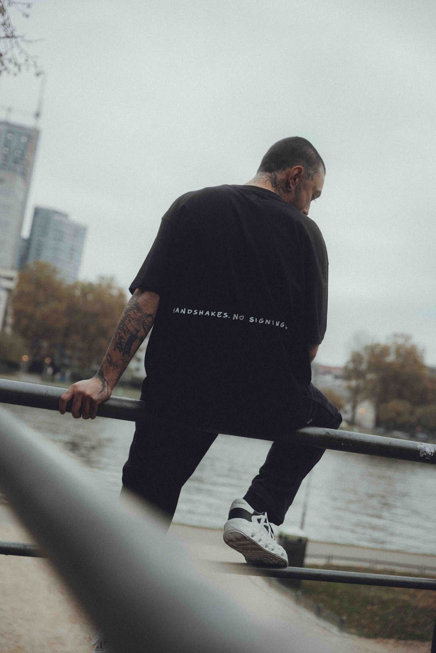 HANDSHAKE T SHIRT BLACK