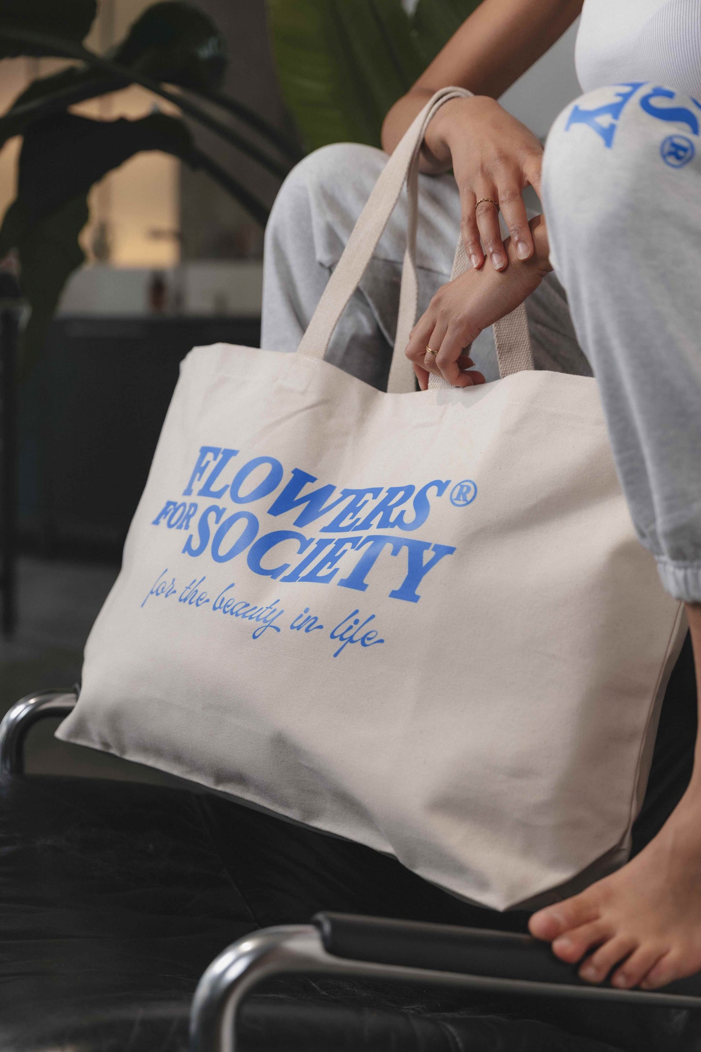 FLOWERS XL BAG SENSE WHITE/ LOYALTY BLUE
